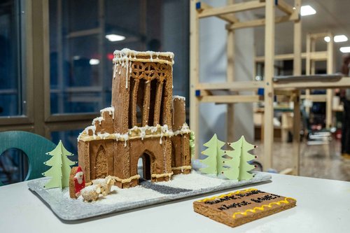Gingerbread house, created for the »LebkuchenBauhausWettbewerb« (gingerbread house competition). Photo: Thomas Müller / Bauhaus-Universität Weimar