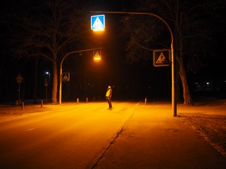 Fußgängerüberweg bei Nacht mit dem Doktoranden Julius Uhlmann (Foto: Julius Uhlmann)
