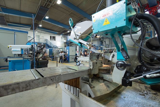 Blick in die Werkstatt mit Maschinen