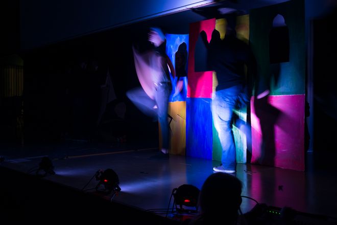 140 Erstsemesterstudierende bildeten mit ihrer Performance »lichtschattenspiel« den künstlerischen Rahmen der Graduierungsfeier. In sechs Gruppen hatten sich auf vier Orte eingelassen, die am Rande von Bauhauspfaden liegen: das Tempelherrenhaus im Park an der Ilm, das Haus am Horn, die Kunsthalle Harry Graf Kessler und die Feiningerkirche in Gelmeroda. (Foto: Tobias Adam)