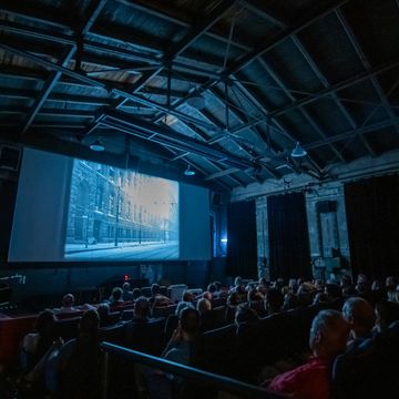 Blick ins Kino mit laufendem Film