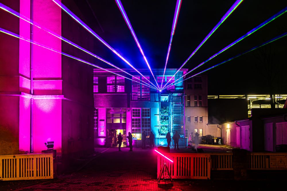 Lasershow draußen im Dunklen vor einem Gebäude