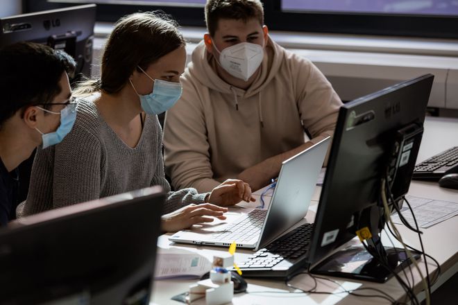 Die ersten Gruppen haben sich gefunden und beraten sich. (Quelle: TU Ilmenau, Foto: Noel Richt)