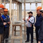 Einblicke: Der usbekische Projektleiter erläutert Methoden des Schalungsbaus von Stahlbetonriegeln. Foto: H.J. Bargstädt