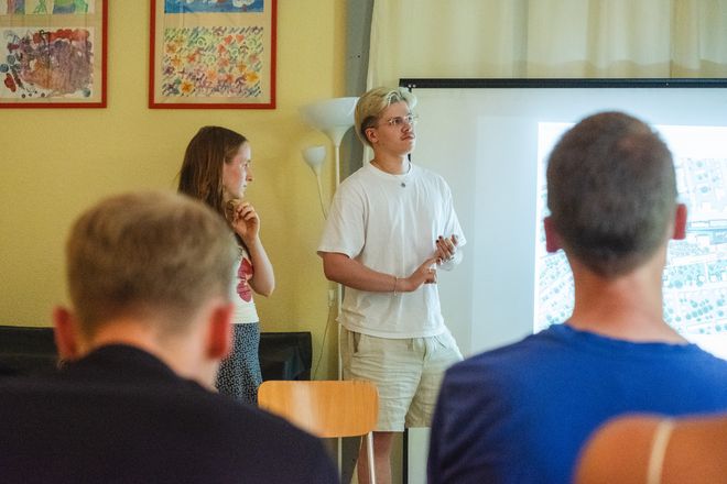 eine Gruppe Menschen diskutiert zum Thema Stadt