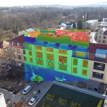 Aerial view of the Main Building: The colorizations (thermographs) provide energy information on the condition of the building facade. (Photo: Bauhaus University Weimar, Norman Hallermann)