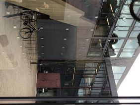 Foto: Christina Kleffel Blick auf die Testfläche mit Vogelschutzmarkierungen an der Universitätsbibliothek. Foto: Christina Kleffel