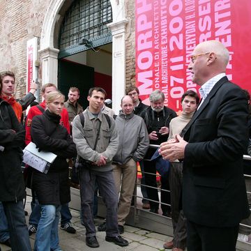 Führung von Kurt W. Forster auf der von ihm kuratierten Architektur-Biennale 2004 (Foto: Bernd Rudolf)