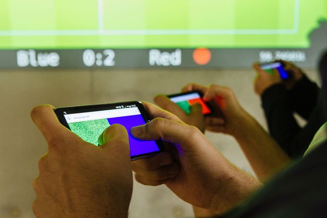 Auf dem Handy-Display wird via Touch gespielt: mit dem linken Finger wird die Bewegungsrichtung des Spielers gesteuert, mit dem rechten Finger, wird geschossen.