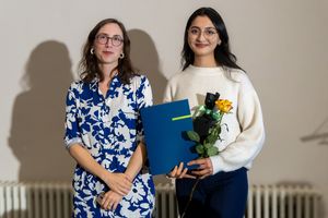 Prof. Sabine Wirth and scholarship holder (photo: Matthias Eckert)
