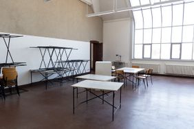 Das leere Atelier im Hauptgebäude wird sich bald mit Erstsemesterstudierenden füllen. Abstands- und Hygienegebote werden weiterhin befolgt. (Foto: Carolin Klemm) Das leere Atelier im Hauptgebäude wird sich bald mit Erstsemesterstudierenden füllen. Abstands- und Hygienegebote werden weiterhin befolgt. (Foto: Carolin Klemm)