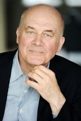 Am Mittwoch, 18. April 2018, verleiht die Fakultät Medien der Bauhaus-Universität Weimar die Ehrendoktorwürde Dr. h. c. (honoris causa) an Hanns Zischler für seine besonderen Verdienste auf dem Gebiet der kultur- und medienwissenschaftlichen Forschung. 