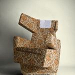Der Ohrensessel verspricht trotz seiner asymmetrischen Form Bequemlichkeit. (Hannes Grebin)