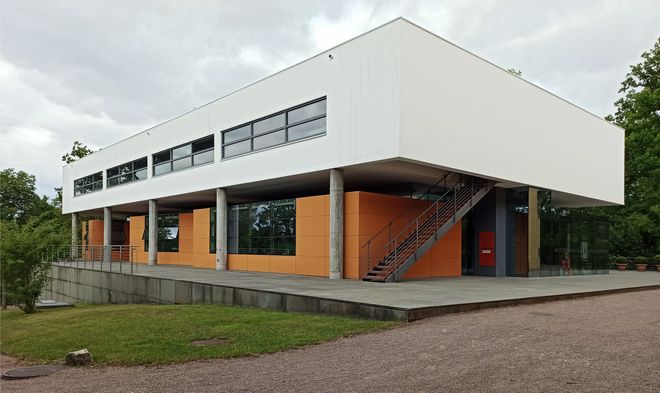Foto mit Ansicht des Musikgymnasiums von Westen