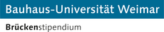 Das Schriftlogo besteht aus zwei Zeilen. Oben stehen die Worte: »Bauhaus-Universität Weimar« (in weißer Schrift auf dunkelblauem Hintergrund); unten steht: »Brückenstipendium« (schwarze Schrift auf weißem Untergrund).