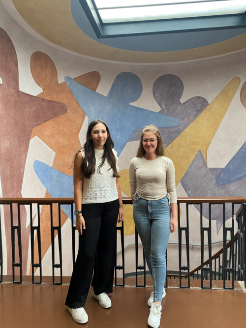Tessa Schwimmer und Leonie Pissarek (v.l.) haben eine Ausbildung zur Kauffrau für Büromanagement angetreten. Foto: Nicole Klemm