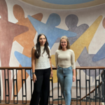 Tessa Schwimmer und Leonie Pissarek (v.l.) haben eine Ausbildung zur Kauffrau für Büromanagement angetreten. Foto: Nicole Klemm