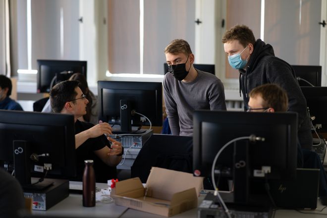 Die Teilnehmenden des Science Camps arbeiten intensiv an ihren Projekten. (Quelle: TU Ilmenau, Foto: Lukas Sthamer)