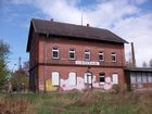 Fotografie eines stillgelegten Bahnhofsgebäudes