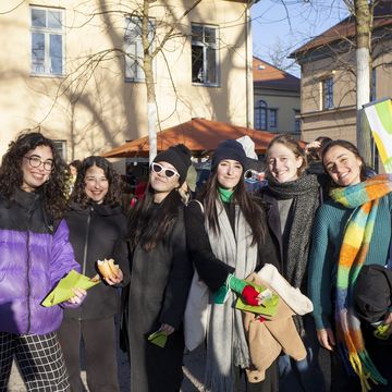 Teilnehmende der Bauhaus Spring School 2022 auf dem Campus der Bauhaus-Universität Weimar im Sonnenschein
