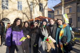 Teilnehmende der Bauhaus Spring School 2022 auf dem Campus der Bauhaus-Universität Weimar. Foto: Carlos Santos Teilnehmende der Bauhaus Spring School 2022 auf dem Campus der Bauhaus-Universität Weimar im Sonnenschein