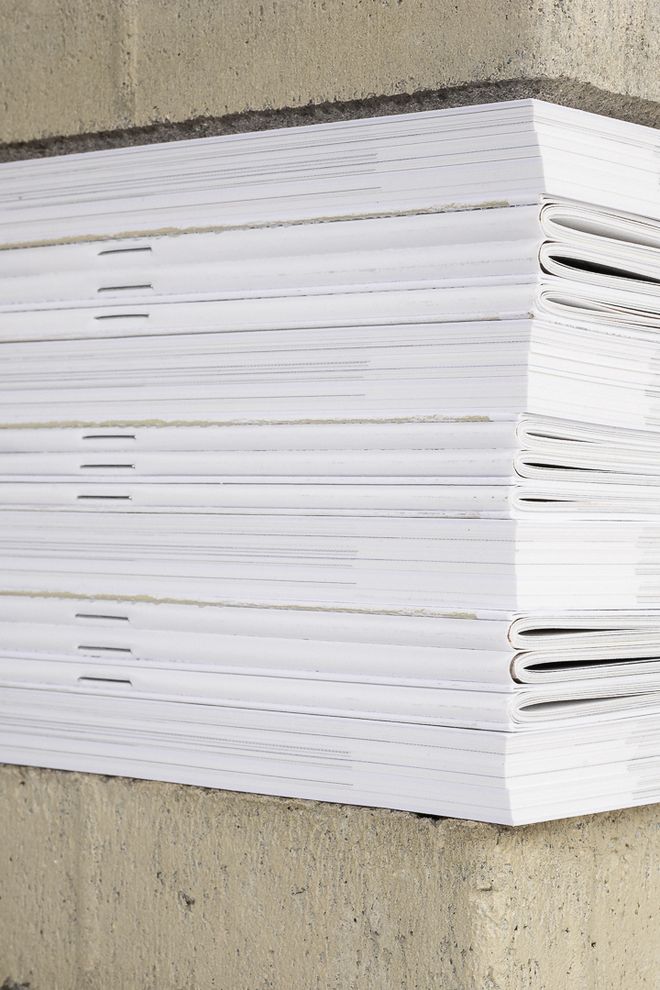 Mehrere Exemplare der Publikation »Durch Fotografie keine Einsichten« übereinandergestapelt