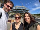 Selfie zu Dritt vor blauem Himmel am Campus der UCSD