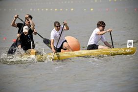 3. Platz für Boot »La Reine« mit Malte Salomon und Laurenz Brandenstein. Foto: Informationszentrum Beton GmbH 3. Platz für Boot »La Reine« mit Malte Salomon und Laurenz Brandenstein. Foto: Informationszentrum Beton GmbH