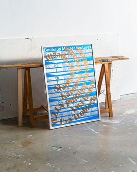 Ossian Osbornes Plakat zu den »Bauhaus Master Lectures« wurde im Siebdruckverfahren gefertigt. Foto: Ossian Osborne und Ivan Djambov Abbildung des Plakates, das auf dem Boden steht gegen eine Werkbank gelehnt