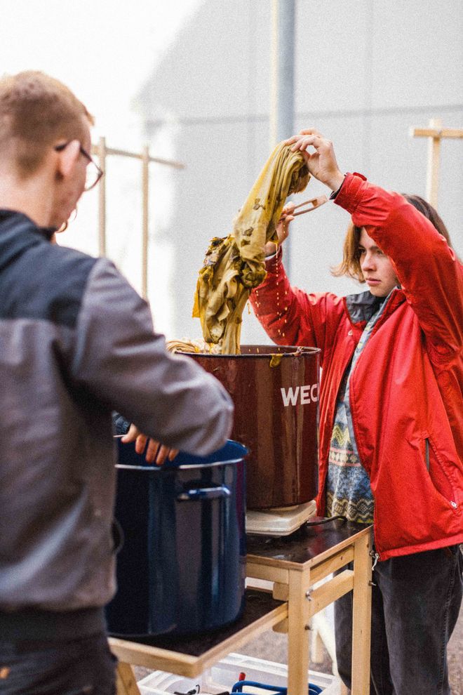 WorkshopteilnehmerInnen beim Färben von Tüchern