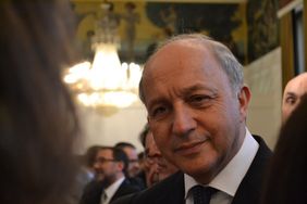 Zwei Studentinnen der Europäischen Medienkultur hatten im Rahmen des Weimarer Dreiecks die Chance, den französischen Außenminister Laurent Fabius zu treffen (Bild: Hedwig Wagner)