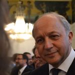 Zwei Studentinnen der Europäischen Medienkultur hatten im Rahmen des Weimarer Dreiecks die Chance, den französischen Außenminister Laurent Fabius zu treffen (Bild: Hedwig Wagner)