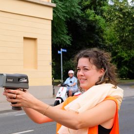 Person mit Radarpistole
