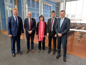 Dr. Joachim Löffler (AVX/Kumatec GmbH & Co. KG), Dr. Christian Reiser (WTZ Roßlau gGmbH), Dr. Sabine Schmidt (SolarInput e.V.), Prof. Dr. Mark Jentsch (Bauhaus-Universität Weimar) und Dr. Heiko Voigt (Bürgermeister der Stadt Sonneberg) nach der Vorste Dr. Joachim Löffler (AVX/Kumatec GmbH & Co. KG), Dr. Christian Reiser (WTZ Roßlau gGmbH), Dr. Sabine Schmidt (SolarInput e.V.), Prof. Dr. Mark Jentsch (Bauhaus-Universität Weimar) und Dr. Heiko Voigt (Bürgermeister der Stadt Sonneberg) nach der Vorstellung des Innovationskonzepts des Bündnisses H2-Well vor einer Auswahljury im Haus der Bundespressekonferenz in Berlin.