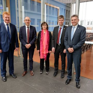 Dr. Joachim Löffler (AVX/Kumatec GmbH & Co. KG), Dr. Christian Reiser (WTZ Roßlau gGmbH), Dr. Sabine Schmidt (SolarInput e.V.), Prof. Dr. Mark Jentsch (Bauhaus-Universität Weimar) und Dr. Heiko Voigt (Bürgermeister der Stadt Sonneberg) nach der Vorstellung des Innovationskonzepts des Bündnisses H2-Well vor einer Auswahljury im Haus der Bundespressekonferenz in Berlin.