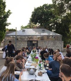 Final dinner together in front of the Bauhaus.Atelier on the campus of the Bauhaus-Universität Weimar (Photo: Hannah Essigkrug)