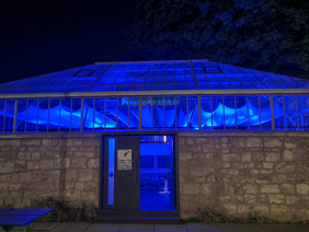 Blau erleuchtetes Bauhaus-Atelier anlässlich der Awareness-Kampagne »Light up The Night 4 ME« am 12. Mai 2025. Foto: Dr. Katrin Richter