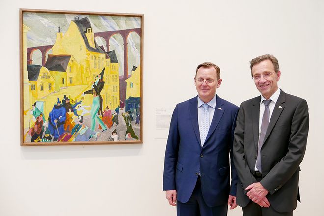 In der Galerie des Art Institutes Chicago konnten die Weimarer Gäste viele Werke der Bauhaus-Meistern betrachten. Hier der Thüringer Ministerpräsident Bodo Ramelow mit Prof. Speitkamp vor Lyonel Feiningers Gemälde »Carneval in Acueil« von 1911.