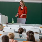 Dozentin erläutert dem jungen Publikum das Verfahren der Kompostherstellung