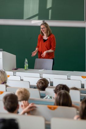 Dozentin erläutert dem jungen Publikum das Verfahren der Kompostherstellung