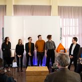 Foto zeigt Präsentationsraum mit vielen Menschen