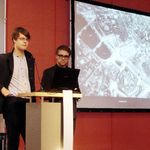 Präsentation der erstplatzierten Arbeit im Rahmen des Fachkolloquiums (v. li. n. re.: Florian Voigt, Henning Michelsen) (Luise Helas)