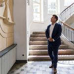 Jürgen Dusel, Federal Commissioner for Matters relating to Persons with Disabilities, in the main building of the Bauhaus-Universität Weimar. Photo: Matthias Eckert