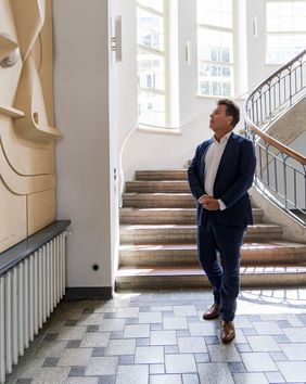 Photo: Matthias Eckert Jürgen Dusel, Federal Commissioner for Matters relating to Persons with Disabilities, in the main building of the Bauhaus-Universität Weimar. Photo: Matthias Eckert