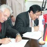 Wan Gang, Präsident der Tongji-Universität sowie Prof. Dr. Zimmermann, Rektor der Bauhaus-Universität, unterzeichnen in Shanghai den Kooperationsvertrag.. (Bauhaus-Universität Weimar)