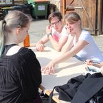 Studierende sitzen an einem Tisch und diskutieren
