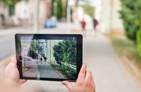 AR-Modus der App »AugView«, Wasserinfrastruktur der Stadt Weimar (fiktiv), Amalienstraße. (Foto: Thomas Müller) AR-Modus der App »AugView«, zu sehen ist die fiktive Wasserstruktur der Stadt Weimar in der Amalienstraße. Fotografiert von Thomas Müller.