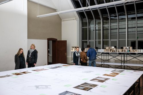 Visitors at the 2019 go4spring semester exhibition in the studio space of the Main Building. (Photo: Thomas Müller)