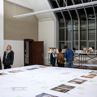 Besucher*innen der Semesterschau go4spring im Jahr 2019 im Atelierraum im Hauptgebäude