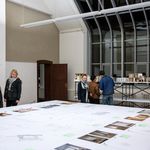 Besucher*innen der Semesterschau go4spring im Jahr 2019 im Atelierraum im Hauptgebäude